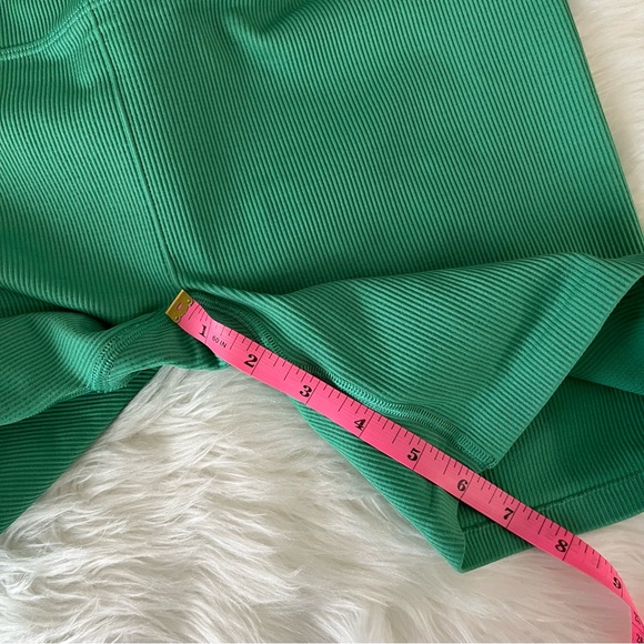 Alo Yoga 5" Seamless Ribbed Favorite Short - Picture 11 of 12